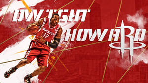 Dwight Howard 身穿火箭隊球衣，以城市天際線為背景運球。