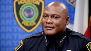 侯斯頓警察穿著制服對著鏡頭微笑