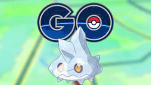 水晶寶可夢在Pokémon GO標誌下，綠色地圖背景 — 悟吉達 壁紙