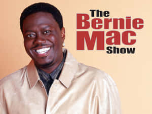 Bernie Mac 著住淺褐色外套，帶住節目標題文字微笑。 — 火影忍者海報 壁紙