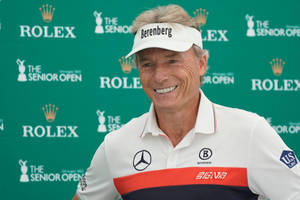 高爾夫長者在Rolex Senior Open活動期間對著鏡頭微笑。 — 微笑 壁紙