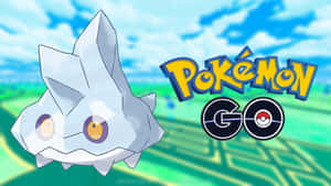 一個 Pokémon GO 遊戲標誌，在明亮的戶外場景中有一個水晶寶可夢角色。