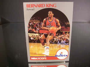 Bernard King身穿紅色子彈隊球衣在球場上運球的復古NBA Hoops球星卡。