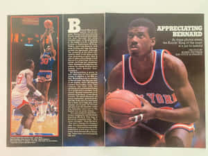 Bernard King 身穿紐約人隊球衣，在復古雜誌跨頁中手持籃球。