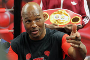 弗洛伊德·梅威瑟（Floyd Mayweather Jr）在記者會上手持冠軍腰帶並向前指。 — 運動 壁紙