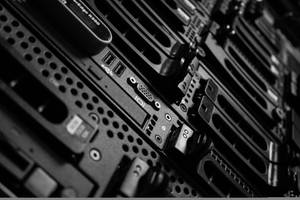 伺服器機架端口和通風孔的單色近距離拍攝。 — 科技 壁紙