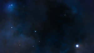 黑暗空間充滿星星和發光星雲，深藍色調。