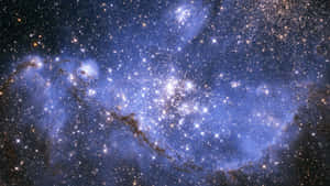 充滿無數恆星的鮮豔藍橙色星雲，位於深空之中。