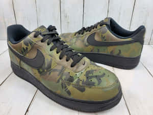 白色木板上嘅迷彩Nike Air Force 1運動鞋。