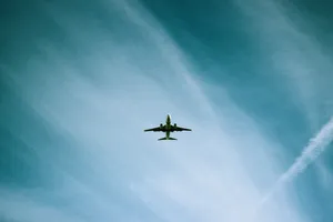 飛機在藍天白雲中高飛。