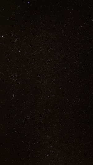 帶有微弱宇宙塵埃雲的星空夜空。