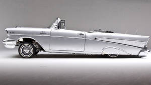 銀色1957年雪佛蘭Bel Air敞篷車，帶有鍍鉻細節和白牆輪胎。