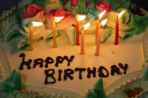 生日蛋糕，有燃點蠟燭和朱古力happy birthday訊息。 — 生日蛋糕 壁紙