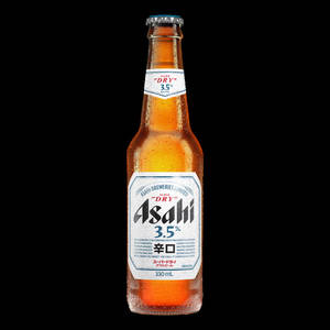 冰凍的朝日超爽啤酒瓶，在黑色背景上凝結水珠。 — 日本 壁紙