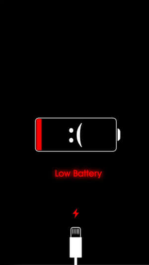 帶有悲傷表情和充電線的低電量警告。 — 紅黑 壁紙