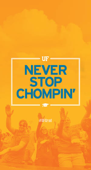 畢業生喺橙色天空下高舉雙手慶祝，帶有「Never Stop Chompin」字樣