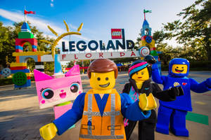 LEGO角色在LEGOLAND Florida主題公園入口歡迎遊客。