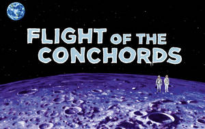 兩名太空人在紫色月球上，天空中有地球，以及「Flight of the Conchords」標題。 — OLED 壁紙