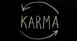 黑板上用粉筆繪製的「karma」一詞及圓形箭頭。