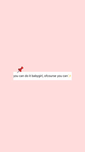一個紅色圖釘在粉紅色背景上固定著一張寫有 you can do it babygirl ofcourse you can 的便條。