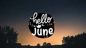 Hello June 文字圖案，背景為星光燦爛的暮色天空和樹木剪影。