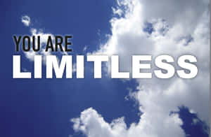藍天白雲上寫有「YOU ARE LIMITLESS」的勵志文字。