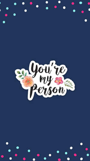 海軍藍色背景，帶有 'You're my person' 文字和花卉設計，周圍環繞著彩色紙屑。 — 藍色美學 壁紙