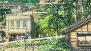 孩子們在一個充滿活力的日本村莊裡走過一座橋，周圍綠樹成蔭。