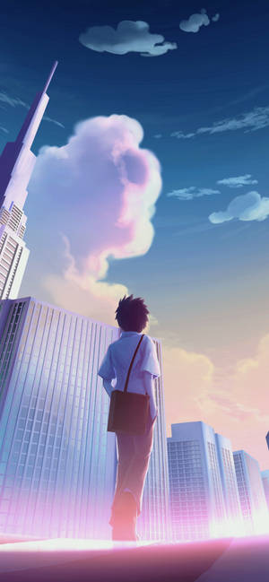 動漫男孩在城市屋頂上看日落時的粉紅雲。