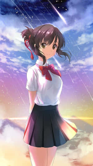 穿著校服的動漫女孩在流星劃過的星空下微笑。