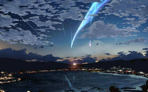 一顆發光的藍色彗星在暮色中劃過沿海小鎮上空，伴隨著閃爍的燈光。 — 城市景觀 壁紙