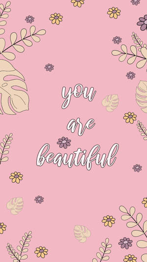 帶有花卉圖案和短語 you are beautiful 的粉紅色壁紙。