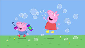 Peppa Pig 和 George 在草地上吹泡泡。