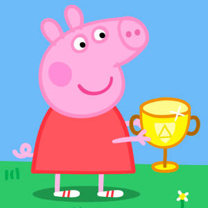 Peppa Pig 喺藍天下嘅草地上攞住一個金色獎盃。