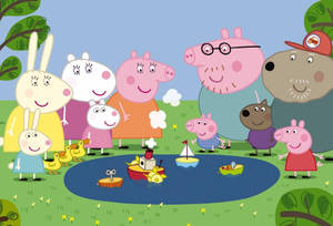 Peppa Pig 和朋友們在草地戶外池塘場景中玩玩具船。