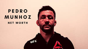 Pedro Munhoz 身穿黑色 UFC 連帽衫，在米色牆壁上帶有文字疊加。