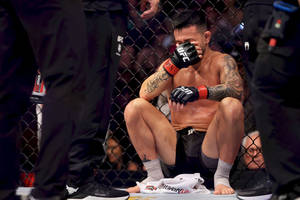 比賽後八角籠內坐著落敗的MMA拳手