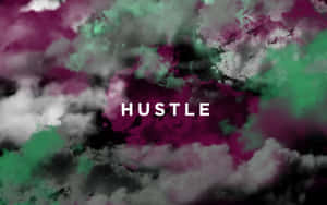 單詞 hustle 以白色文字出現在洋紅色、綠色和炭灰色漩渦雲層的背景上。