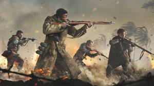 士兵在煙霧瀰漫的熱帶戰場上，在棕櫚樹和鐵絲網之間開槍射擊。