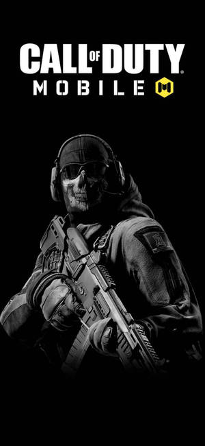 戴骷髏面具的士兵在Call of Duty Mobile遊戲標誌中持步槍。