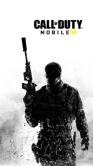 身穿戰鬥裝備的士兵在煙霧彌漫的戰場場景中為 Call of Duty Mobile 手持步槍。 — 使命召喚：現代戰爭 壁紙