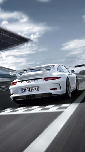 白色保時捷911 GT3在賽道上以動態模糊效果疾馳。