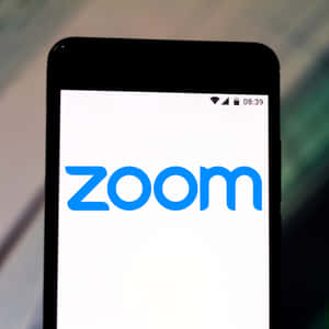 智能手機在白色屏幕上顯示 Zoom 應用程式標誌，時間為 08:39。