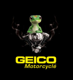 綠色壁虎吉祥物在電單車引擎上，帶有煙霧和GEICO Motorcycle標誌。 — Honor Magic V Flip 2 壁紙