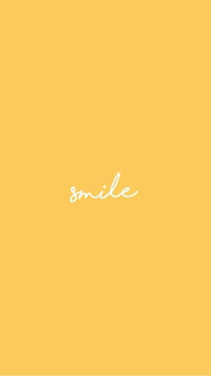 黃色背景，帶有白色草書文字 smile。 — 美學黃色 壁紙