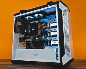 白色電競機箱，藍色燈光和GeForce卡，木桌，橙色牆壁。 — 電腦 GIF 壁紙
