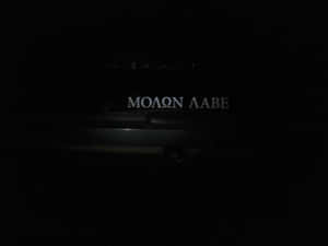 夜間帶有 molon labe 文字的深色車輛。