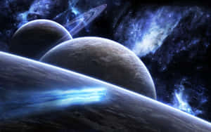 一艘藍色太空船在佈滿星星的星雲中飛過一個帶有光環的行星。