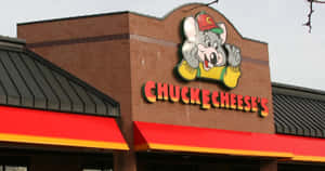 Chuck E Cheese's 餐廳，磚砌建築上有吉祥物標誌