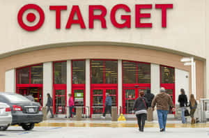 購物者在晴朗的日子進出Target商店。